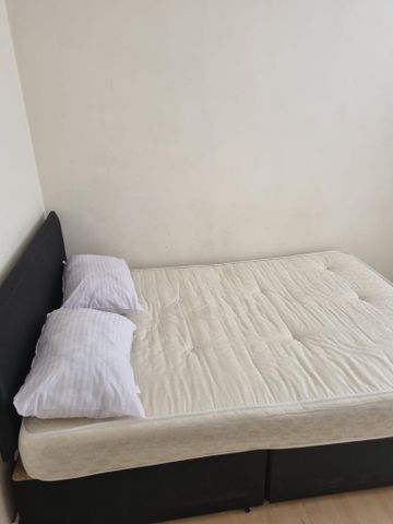 1 bedroom in a flat share to rent - Photo 4
