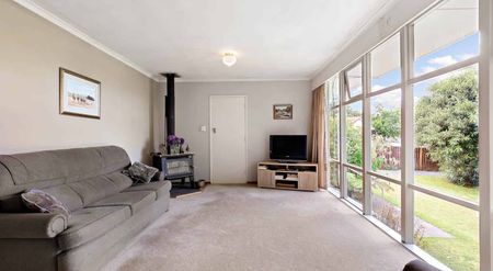 Large family home with plenty of land - Photo 2