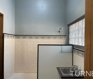 CHARMING SPACIOUS 2 BEDROOM HOME - Photo 5