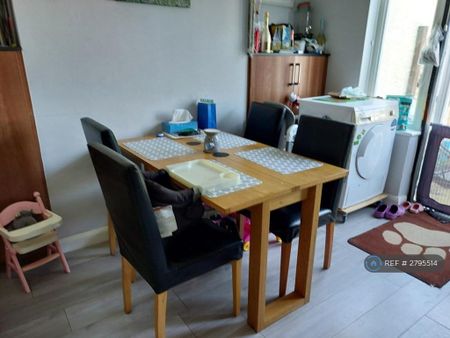 3 bedroom terraced house to rent - Photo 5