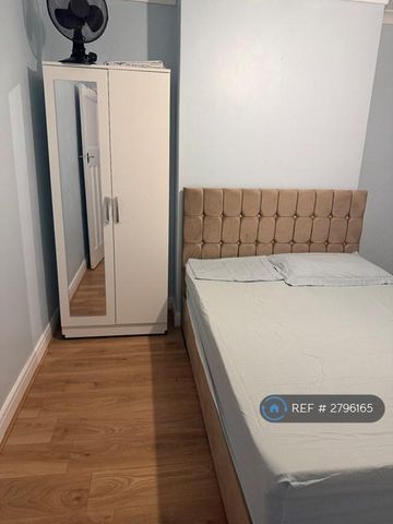 1 bedroom in a house share to rent - Photo 4