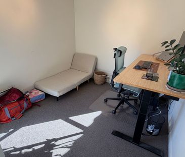 BIG, BOLD, PLUS ADDITIONAL STUDY & A LOCK-UP GARAGE! - Photo 4