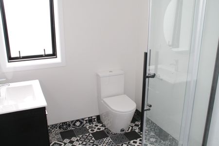 Modern 1-bedroom apartment on Queens Gardens. - Photo 2