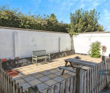 2 bedroom end of terrace house to rent - Photo 2