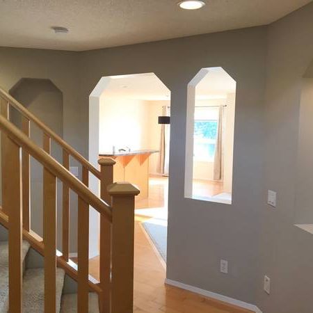 Well kept,extremely bright & sunny 2 storey home in New Brighton! - Photo 1