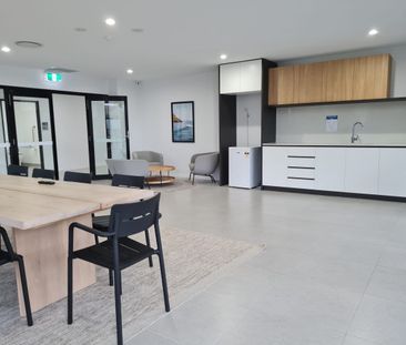 Sophisticated Coastal Living in the Heart of Palm Beach - Photo 5