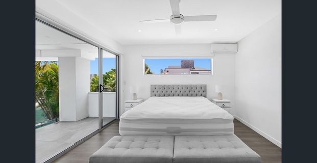 Experience the Epitome of Gold Coast Waterfront Living in This Stunning Fully Furnished Designer Residence Located in the Heart of Broadbeach Waters - Photo 1
