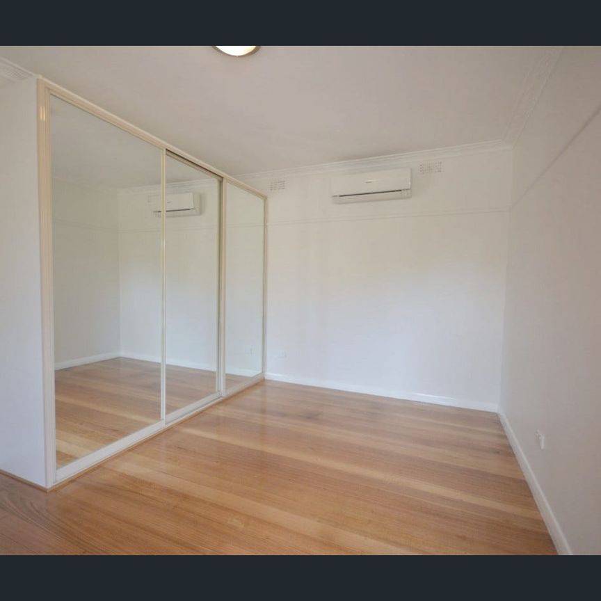 In Sought after Seaford location - Spacious 3 Bedroom, 2 Bath Family Home - 2 Living Areas - Photo 1