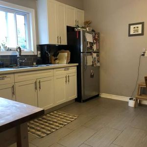 Spacious 2-Bed + Gas/Water/Parking Included! (Ray St) - Photo 2