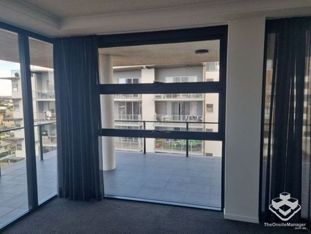 2BED - 2BATH WITH TWO AIRCON + UNDERGROUND PARKING SPACE + STUNNING OVER 180DEGREE VIEW, 500M TO WESTFIELD / BUS INTERCHANGE - Photo 3