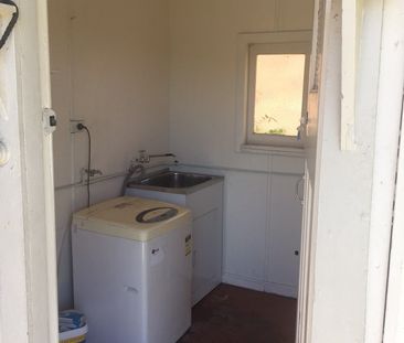 For Rent - One Bedroom Semi House with Parking - Photo 4