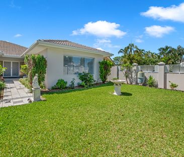 Spacious Family Home Just Metres from the Broadwater - Photo 1