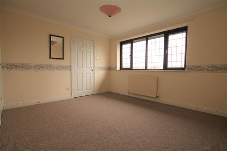 4 bed Detached House for let - Photo 5