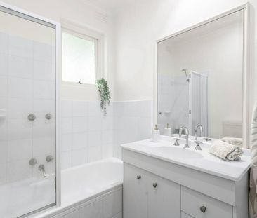 Spacious 2-Bedroom Apartment in Prime Elwood - Photo 3