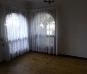 Lovely three bedroom home in the heart of West Lakes Shore - Photo 4