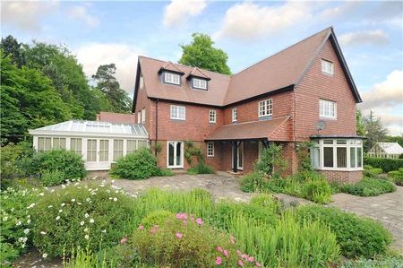 Substantial family house occupying a commanding position in Frant village - Photo 5
