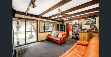 A beautiful family home, easy access to shops, transport, schools, offered as short term lease only. - Photo 2