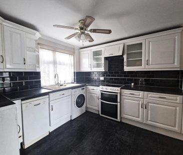 3 bedroom end of terrace house to rent - Photo 2