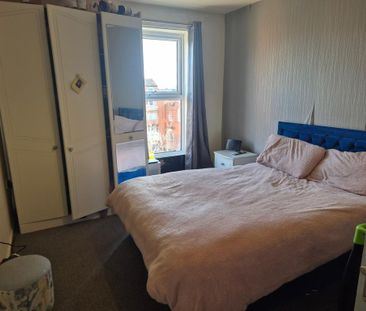 3 bedroom flat to rent - Photo 2