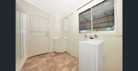 This Flat is located in the rear section of the front main house and is in a fantastic handy location being close to transport and more. - Photo 5