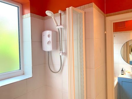 3 Bed Semi-Detached House, Dagnall Park, SE25 - Photo 2