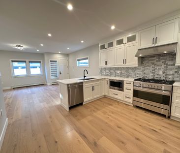 Executive Living: 4 Bedroom + Office Home W/ High End Finishes. Dou... - Photo 4