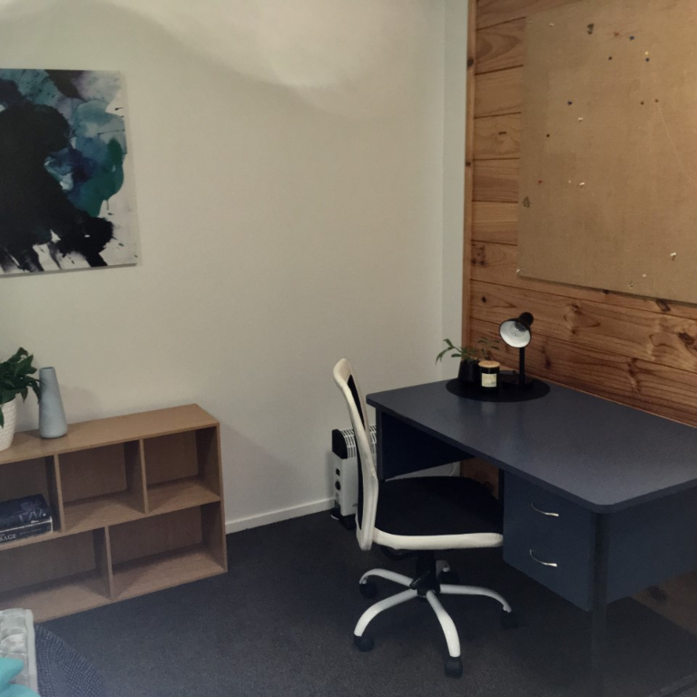 Fully furnished studio unit with one bathroom on the ground floor - Photo 1