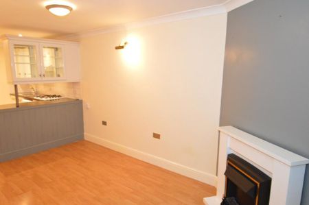 4 bedroom semi-detached house to rent - Photo 2