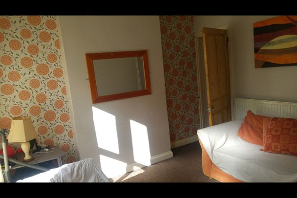 Room in a Shared House, Winsdon Road, LU1 - Photo 1