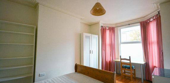 1 bedroom in a house share to rent - Photo 2