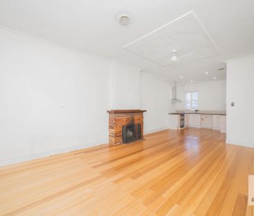 Fully Renovated 2-Bedroom Apartment in Prime Balwyn North Location - Gas & Water Included! - Photo 1