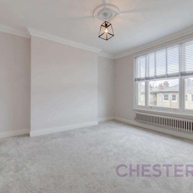 3 bedroom flat in Blackheath - Photo 1