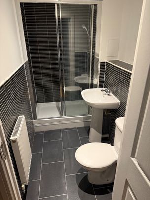 2 Bed Flat, Gants Hill, IG2 - Photo 1