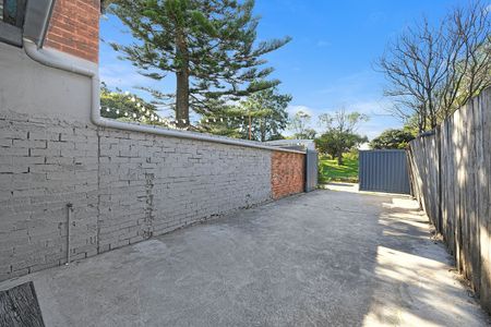 Spacious Two-Level Home With Courtyard & Parking - Steps from Sydney Park - Photo 3