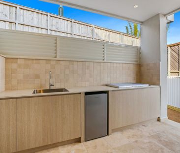 Brand New, Designer Luxury 3-4 Bedroom, 3 Bathroom, 2 Car Basement ... - Photo 4