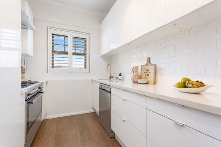 Art Deco Elegance Reinvented - A Stylish Village Sanctuary - Photo 3