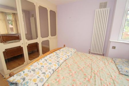 3 bed Semi-detached bungalow in Benfleet Close , Sutton, SM1 3SD - Photo 5