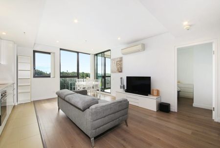 Stylish One-Bedroom Apartment with Study in Prime Discovery Point Location - Photo 2