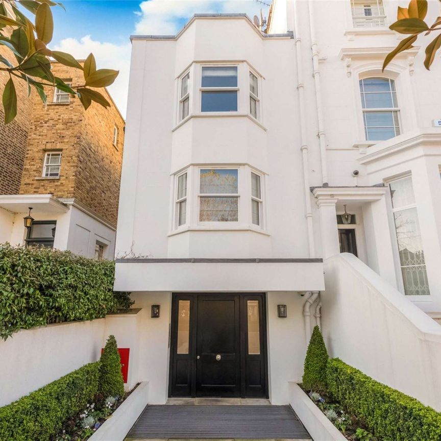 A stunning one bedroom apartment that has been immaculately interior designed in a popular, portered building. - Photo 1
