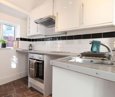 2 bedroom end of terrace house to rent - Photo 2