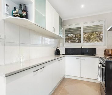 Sylish, Spacious and Perfectly Positioned - Photo 2