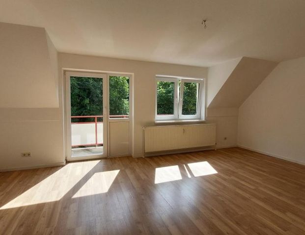 Wohnen im gemütlichen Dachgeschoß mit Balkon - Foto 1