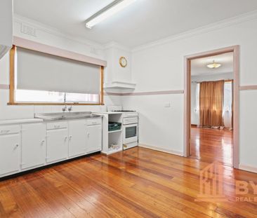 Noble Park Central! Comfortable Living! - Photo 4
