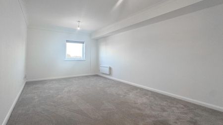 Ravenscroft, High Road, Broxbourne - Photo 2