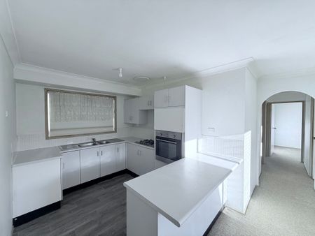 FAMILY HOME, IDEAL LOCATION, QUIET CUL-DE-SAC LIVNG - Photo 2