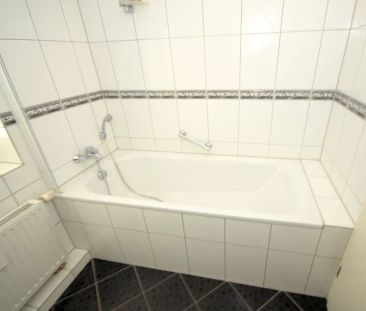 Schicke, helle Wohnung mit Südbalkon, Aufzug und Einbauküche - Photo 6