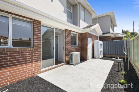 Stunning 3-bedroom Townhouse In Central Reservoir Location - Photo 2