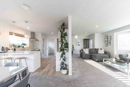 Gorgeous Three Bedroom Home - Photo 2