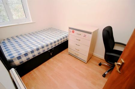 2 bedrooms 1 bathroom - Photo 5