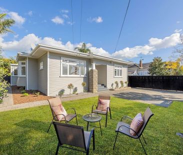 Sunny newly renovated 4 bedroom 2 bathroom family home - Photo 1